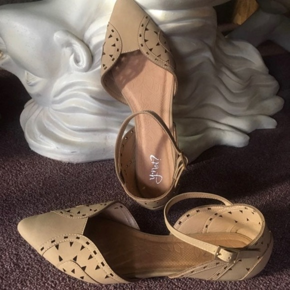 Tan pointy to flats - Picture 2 of 2